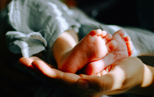 Beneficios de caminar descalzos en bebés y niños